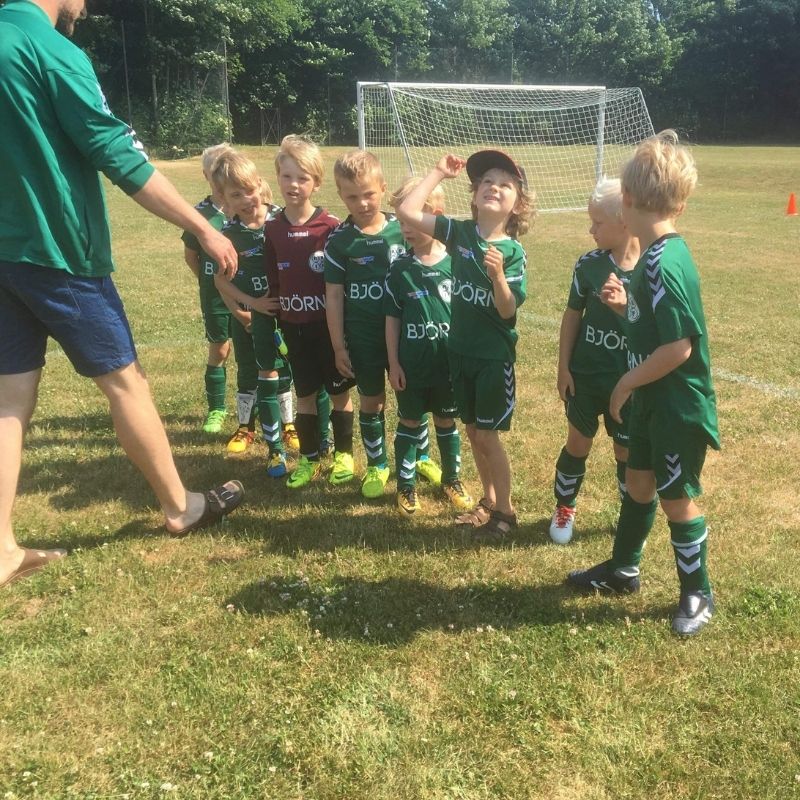Skab gode oplevelser for børnene ved at spille fodbold i Randlev Boulstrup Idraetsforening
